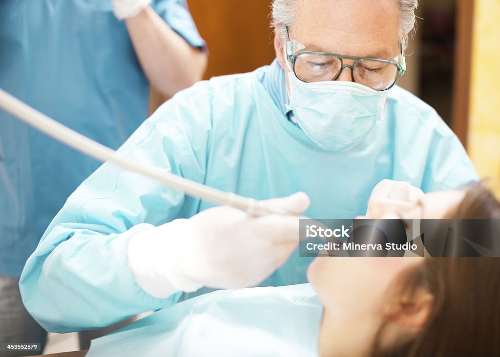 Dentysta robi leczenia - Zbiór zdjęć royalty-free (Badanie lekarskie)