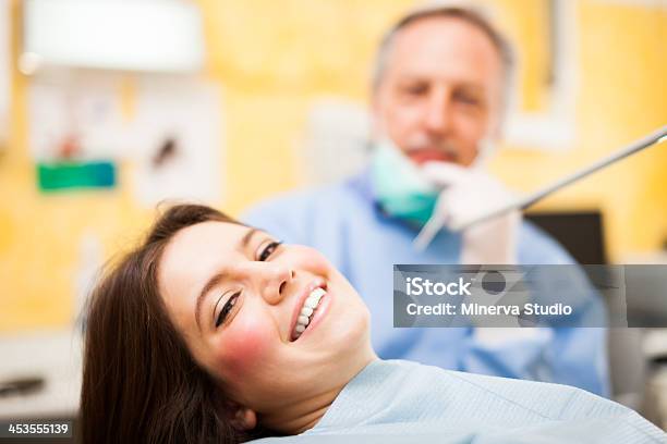 Dentista Facendo Un Trattamento - Fotografie stock e altre immagini di Adulto - Adulto, Ambulatorio dentistico, Attrezzatura