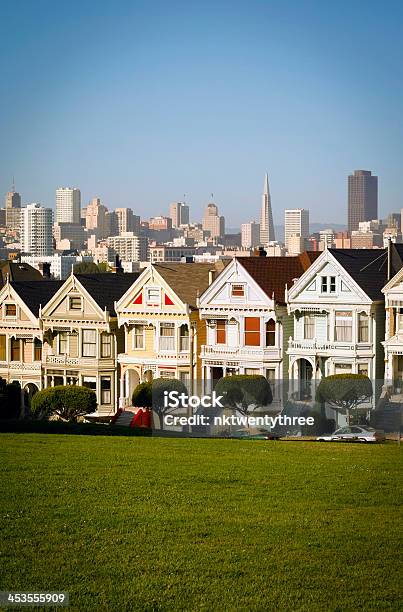 Scena Di San Francisco - Fotografie stock e altre immagini di California - California, Villetta a schiera - Casa, Case Painted Ladies