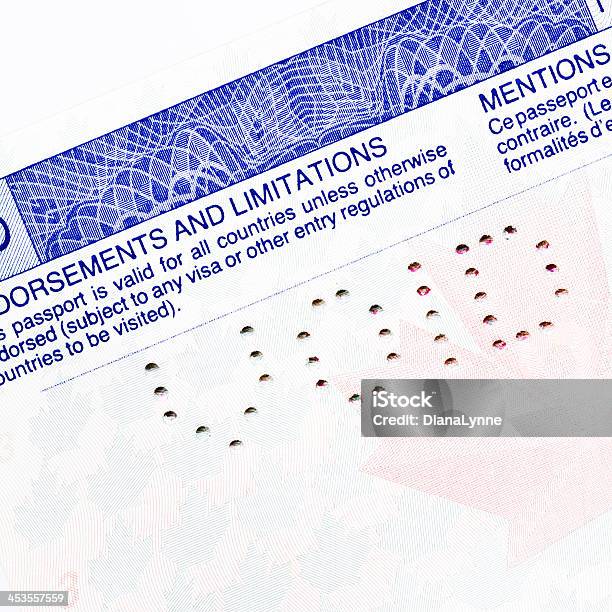 Photo libre de droit de Gros Plan De Annulé Un Passeport Canadien banque d'images et plus d'images libres de droit de Document - Document, Autorité, Canada