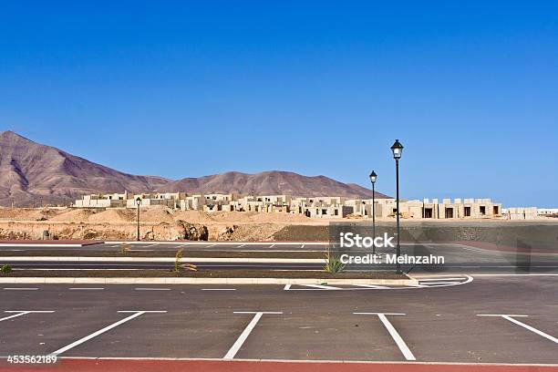 Desenvolvimento De Novas Estradas Para Uma Área - Fotografias de stock e mais imagens de Estacionamento de Carros - Estacionamento de Carros, Ninguém, Obra