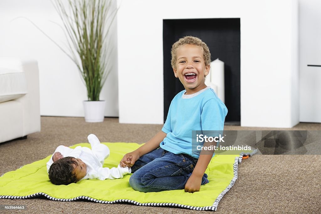 Feliz rapaz brincando com seu bebê irmã e Irmão - Royalty-free 0-1 Mês Foto de stock