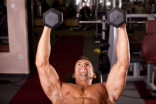 bodybuilder formazione - weight training body building men human muscle foto e immagini stock