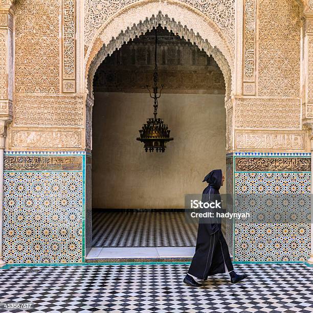 Maroccan Hombre Caminando Dentro De Attarin Inania En Fes Marruecos Foto de stock y más banco de imágenes de Adulto