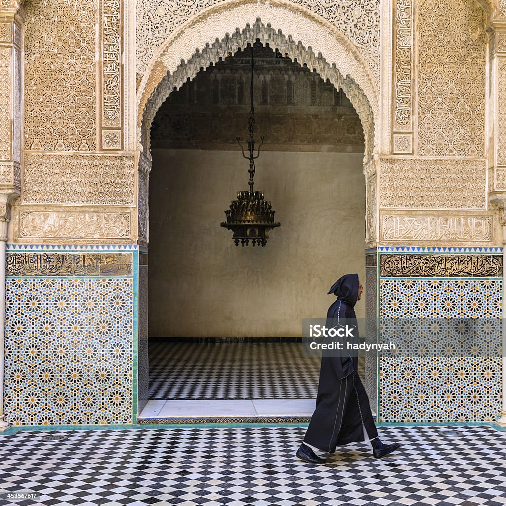 Maroccan homem a caminhar dentro de Attarin Medersa no Fes, Marrocos - Royalty-free Adulto Foto de stock