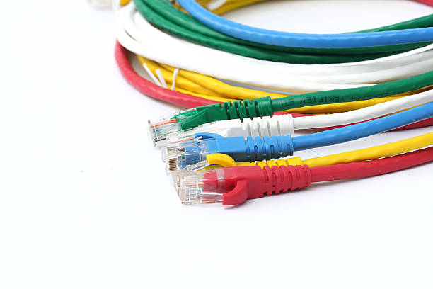 colorido utp cables ethernet lan aislar - cat5 rj45 cable network connection plug fotografías e imágenes de stock