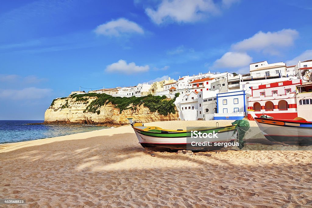 Portugués beach villa en Carvoeiro clásico los barcos de pesca. Summe - Foto de stock de Algarve libre de derechos