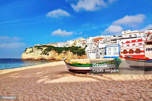 Portugués Beach Villa En Carvoeiro Clásico Los Barcos De Pesca Summe Foto de stock y más banco de imágenes de Algarve