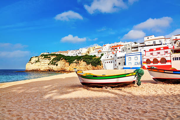 portoghese beach villa in carvoeiro classico imbarcazioni da pesca. summe - carvoeiro foto e immagini stock