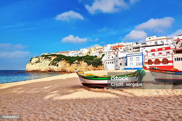 Portugalski Beach Villa W Carvoeiro Classic Łodzi Rybackich Summe - zdjęcia stockowe i więcej obrazów Algarve