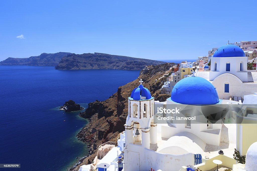 Blue Dome Kirchen und Oia auf Santorini - Lizenzfrei Architektur Stock-Foto