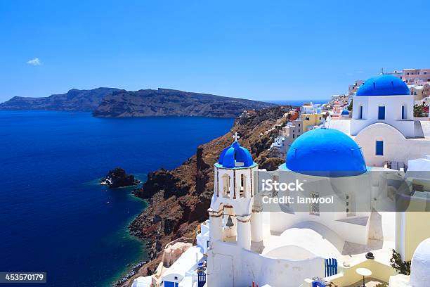 Cúpula Iglesias Oia Santorini Azul Foto de stock y más banco de imágenes de Aire libre - Aire libre, Arquitectura, Arquitectura exterior