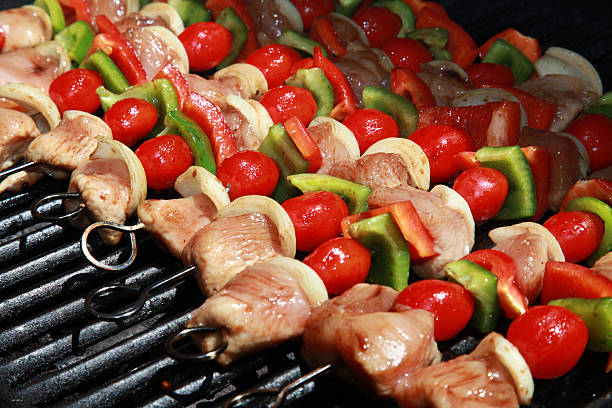 맛있었어요! 화려한 연립 of 시시 케밥 - barbecue grill broiling barbecue vegetable 뉴스 사진 이미지