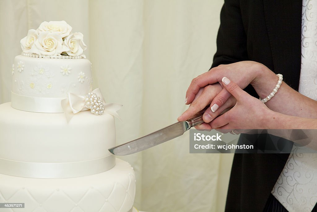 Gâteau de mariage de coupe-être de la mariée et le marié - Photo de Couper libre de droits