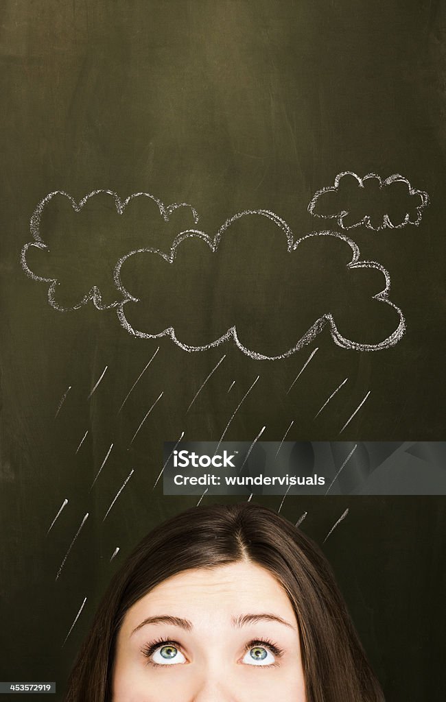 Jovem mulher na frente de pintado nuvens no quadro-negro - Foto de stock de Esperança - Conceito royalty-free