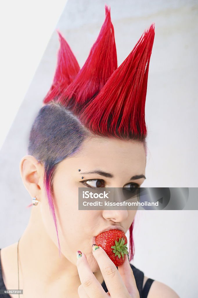 Punk Menina comer morango - Royalty-free Moicano Foto de stock