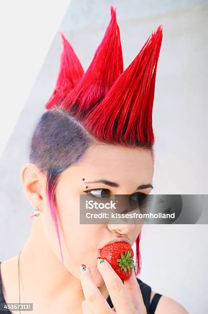 Punk Menina Comer Morango - Fotografias de stock e mais imagens de Moicano - Moicano, Punk, Vermelho