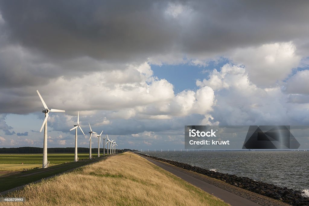 Turbinas de vento holandeses e cloudscape luz do sol de verão na última noite - Foto de stock de Ajardinado royalty-free