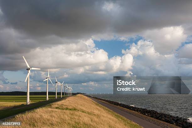 Foto de Turbinas De Vento Holandeses E Cloudscape Luz Do Sol De Verão Na Última Noite e mais fotos de stock de Ajardinado