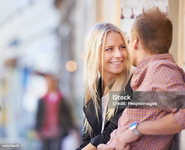 Guarda Con I Tuoi Occhi Lanimata Città Vai Tranquillo - Fotografie stock e altre immagini di Donne