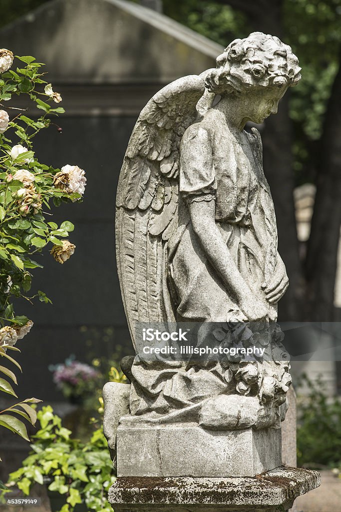 Anjo de pedra em Pére Lachaise Cemitério - Royalty-free Anjo Foto de stock