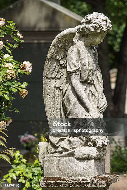 Anjo De Pedra Em Pére Lachaise Cemitério - Fotografias de stock e mais imagens de Anjo - Anjo, Mágoa - Atormentado, Asa de animal