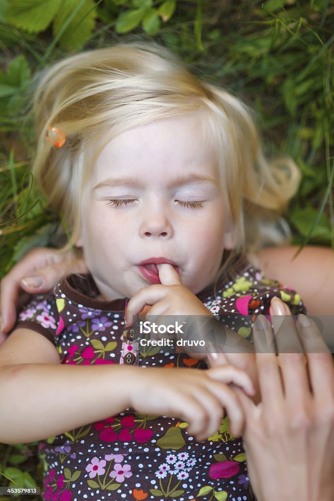 sleeping girl piccolo - Foto stock royalty-free di 2-3 anni