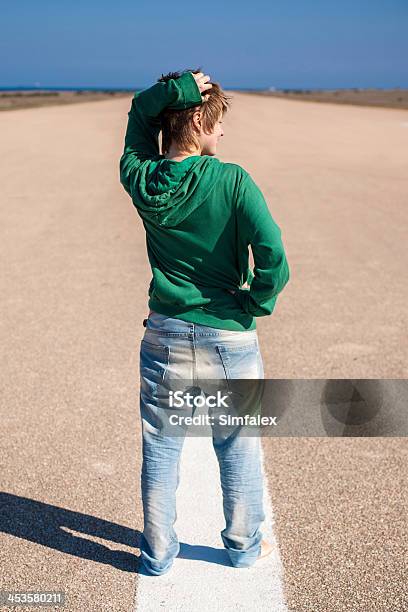 Auf Einer Landebahn Von Hinten Stockfoto und mehr Bilder von Andersherum - Andersherum, Attraktive Frau, Auge