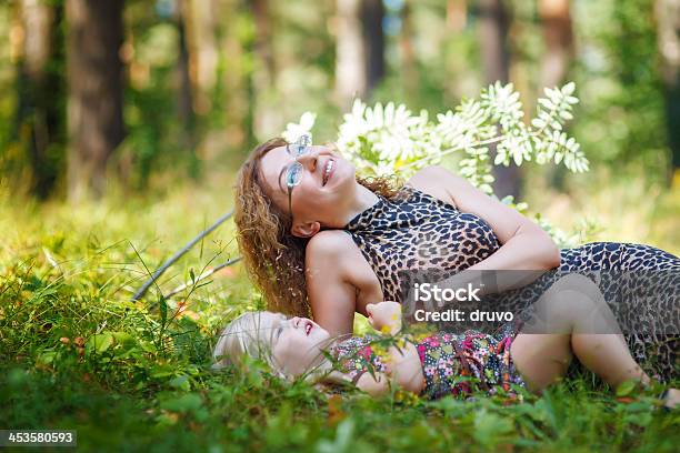 Madre E Figlia Nella Foresta - Fotografie stock e altre immagini di 2-3 anni - 2-3 anni, Abbigliamento casual, Adulto