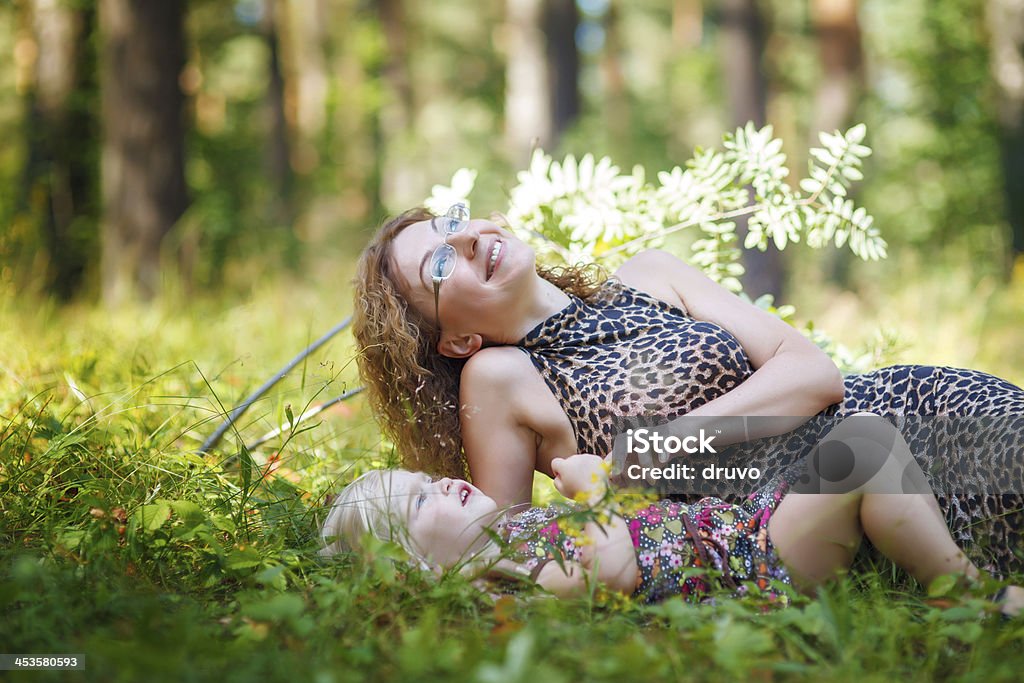 Mãe e filha na floresta - Foto de stock de 2-3 Anos royalty-free