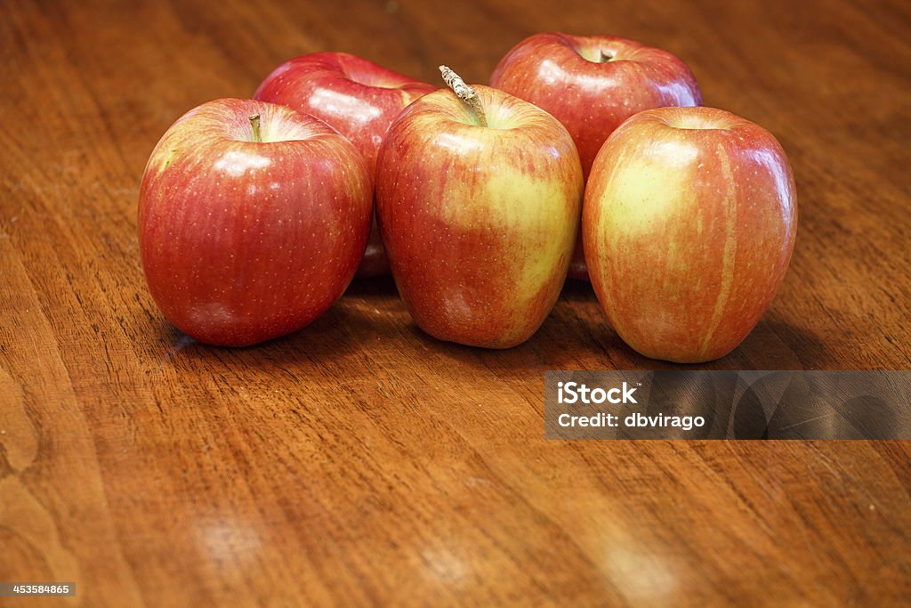 5 사과들 우드에 테이블 공간을 앞마당 - 로열티 프리 0명 스톡 사진