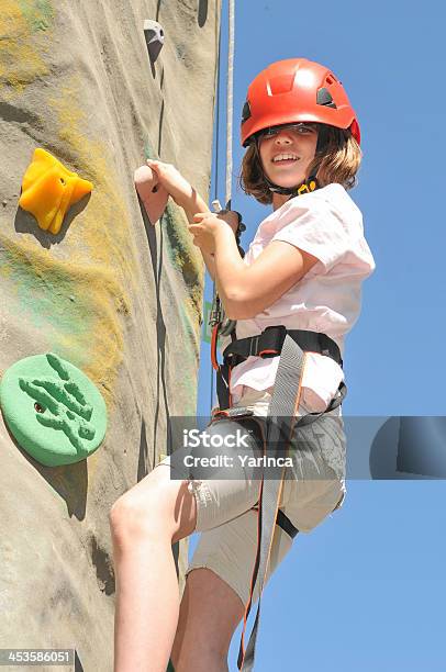 Foto de Garota De Escalada Em Muro De Rochas e mais fotos de stock de Criança - Criança, Parede de Escalada, Capacete esportivo