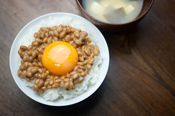 traditional breakfast of japan. nattō gohan - natto stockfoto's en -beelden