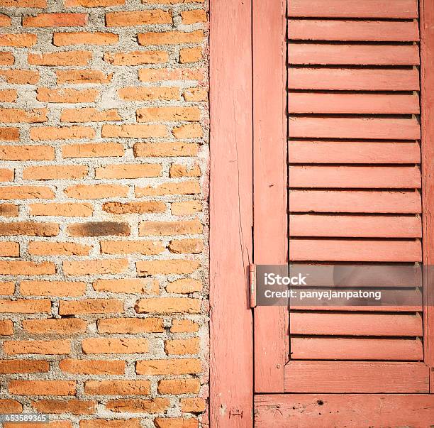 Primer Plano De La Pared De Ladrillo Puerta De Madera Y Foto de stock y más banco de imágenes de Agrietado