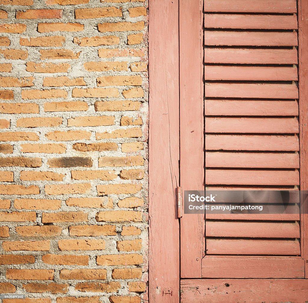 Крупный план кирпичной стены и деревянные двери - Стоковые фото Без людей роялти-фри
