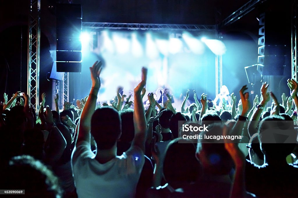 손 흔드는 동안 콘서트 - 로열티 프리 Performance Group 스톡 사진