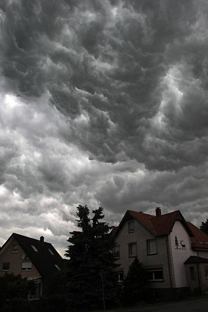 nubes de tormenta - sommergewitter fotografías e imágenes de stock