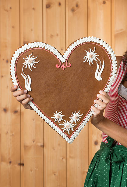 lebkuchen lebkuchen herzen mit textfreiraum - ausseerland stock-fotos und bilder