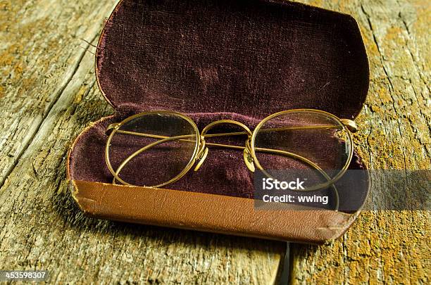 Óculos No Antigo Quadrodaschaminés - Fotografias de stock e mais imagens de Antigo - Antigo, Antiguidade, Branco