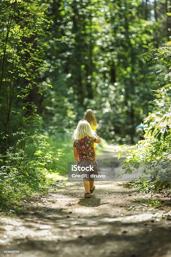 Menina na floresta - Foto de stock de 2-3 Anos royalty-free
