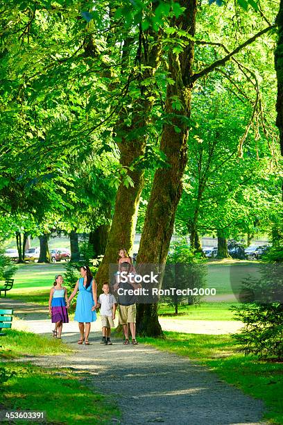 Familia Pie Foto de stock y más banco de imágenes de Adulto - Adulto, Agarrados de la mano, Aire libre