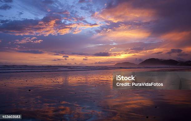 Słońca Odbicie Na Beach W Costa Rica - zdjęcia stockowe i więcej obrazów Bez ludzi - Bez ludzi, Chmura, Fotografika