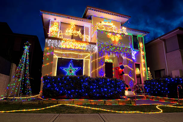 christmas lights auf australische house (seil crossing) - christmas sunset house residential structure stock-fotos und bilder