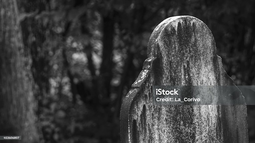 Sehr alte gruselig Friedhof in schwarz und weiß - Lizenzfrei Alt Stock-Foto