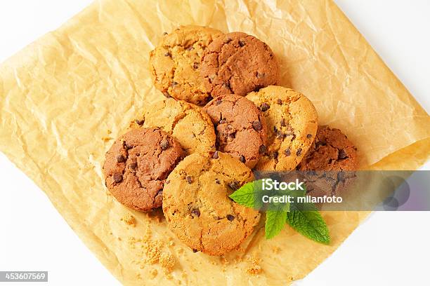 Photo libre de droit de Cookies Aux Pépites De Chocolat banque d'images et plus d'images libres de droit de Aliment - Aliment, Beige, Biscuit