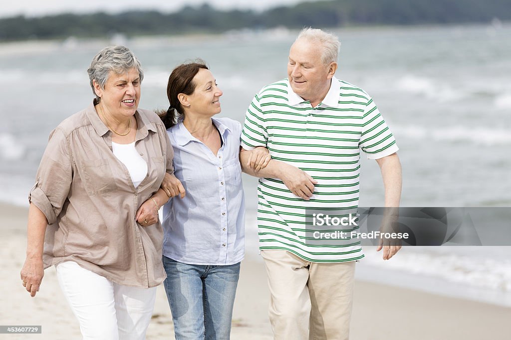 선임 커플입니다 및 간병인님께 해변 - 로열티 프리 가정간병인 스톡 사진