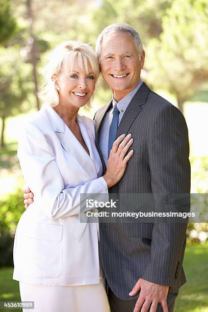 Retrato De Casal Nupcial Ao Ar Livre Sénior - Fotografias de stock e mais imagens de 60-69 Anos - 60-69 Anos, 70 anos, Abraçar