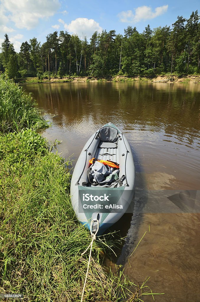 Kajak am Ufer des river - Lizenzfrei Abenteuer Stock-Foto