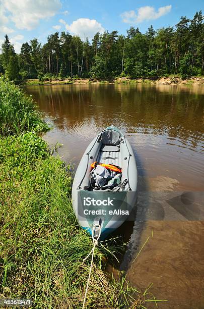 Kajak Am Ufer Des River Stockfoto und mehr Bilder von Abenteuer - Abenteuer, Aktivitäten und Sport, Am Rand