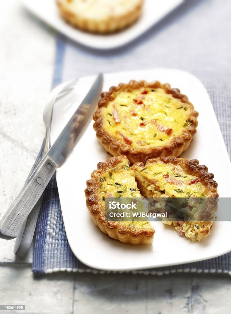 Dwa quiches z bekonem na talerzu - Zbiór zdjęć royalty-free (Quiche)